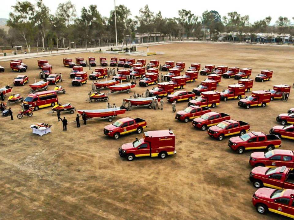 La presidenta de Honduras, Xiomara Castro, encabezó la entrega de un equipo valorado en más de 150 millones de lempiras al Cuerpo de Bomberos del país.