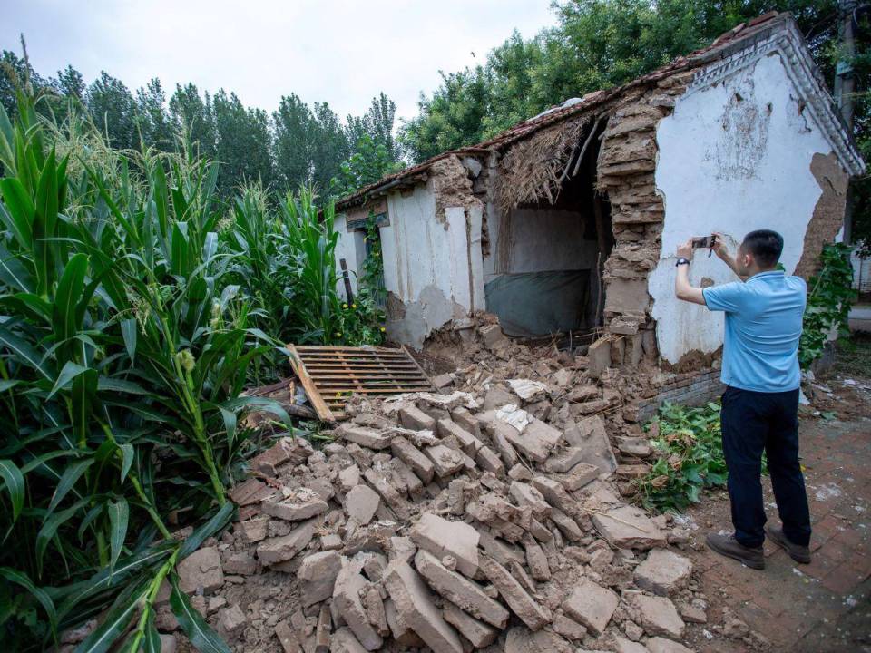 Se ve una casa dañada en el condado de Pingyuan, ciudad de Dezhou, en la provincia oriental china de Shandong, el 6 de agosto de 2023, luego de un terremoto de magnitud 5,4 que sacudió el este de China.
