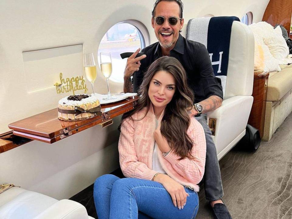 El cantante de origen puertorriqueño, Marc Anthony, conquistó el corazón de la exMiss Universo de Paraguay Nadia Ferreira. La pareja contrajo nupcias el pasado 28 de enero en una majestuosa boda en la ciudad de Miami. La pareja se conocía desde hace varios años. La modelo tiene 23 años y el cantante 54.