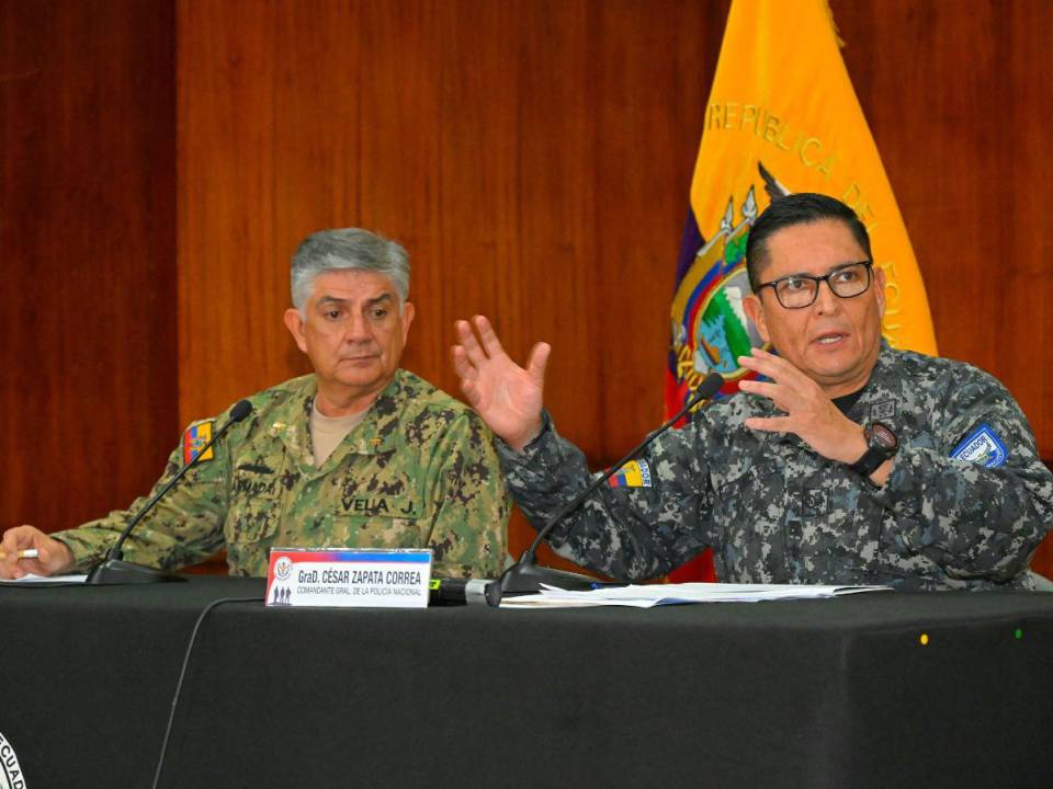 El comandante general de la Policía, César Zapata, junto al jefe de las Fuerzas Armadas del Ecuador, almirante Jaime Vela, durante una conferencia de prensa en Quito.