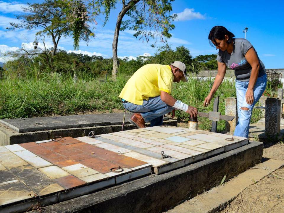 Tumba de Manuel Campos, una de las nueve personas que murieron después de beber alcohol adulterado, en el cementerio de la comunidad de Chivacoa.