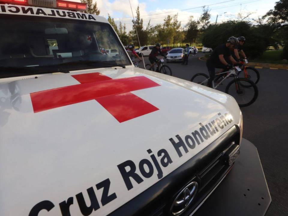 Elementos de la Cruz Roja Hondureña se encuentran monitoreando el paso de los ciclistas en todo momento durante su recorrido en el anillo periférico.
