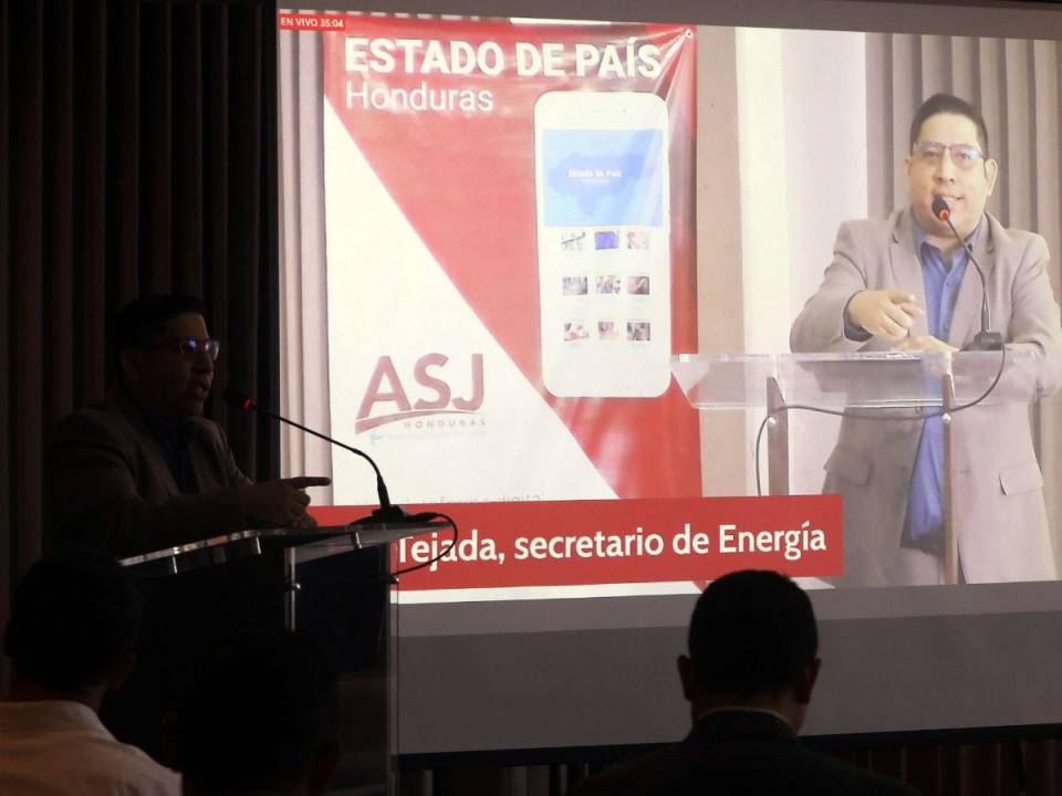 Representantes de la CREE, expertos en energía y diputados participaron en la presentación del informe de la ASJ.