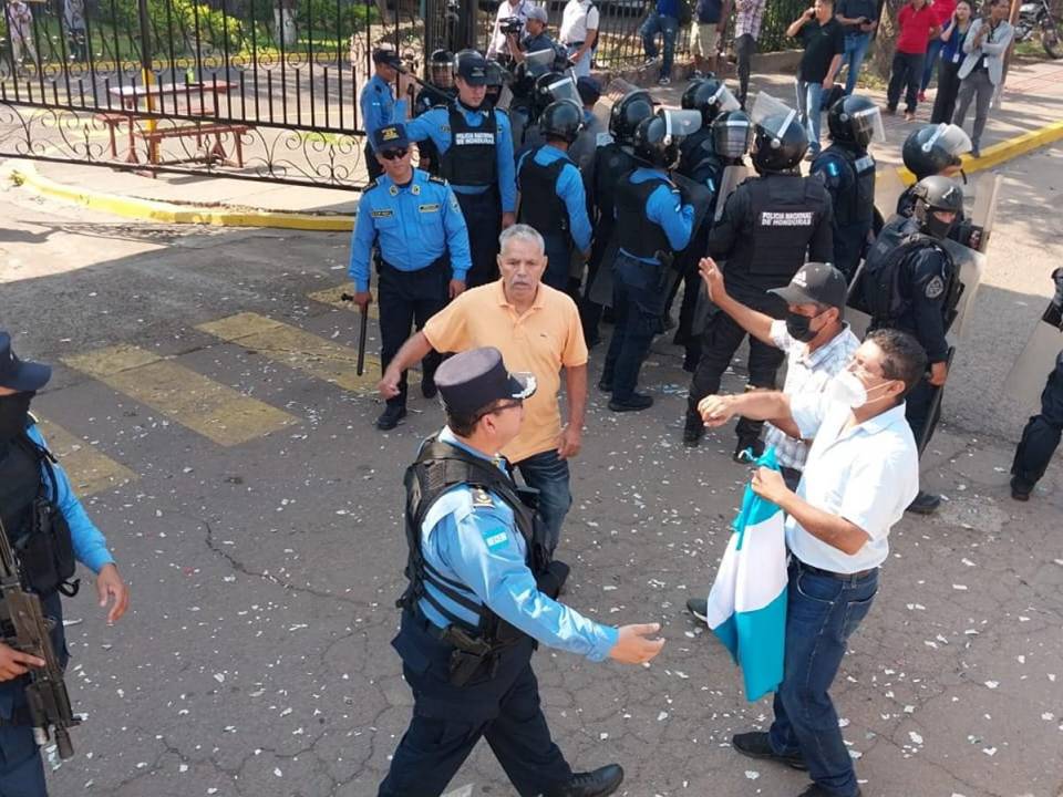 La tensión aumentó cuando los ánimos se caldearon y se produjeron enfrentamientos físicos entre los manifestantes y los agentes del orden.