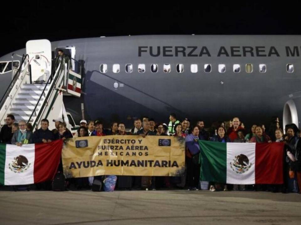 Ciudadanos mexicanos que huyen del conflicto entre Israel y Hamás junto al avión de la Fuerza Aérea al llegar de Israel a la base aérea de Santa Lucía.