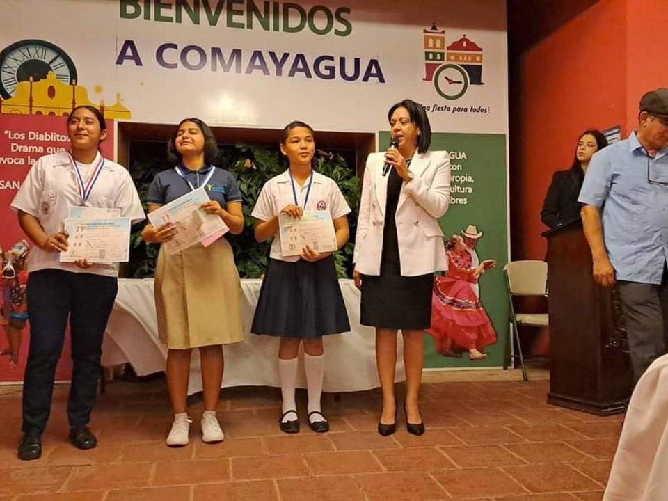 Tres jóvenes estudiantes de distintos institutos de la ciudad fueron las ganadoras de los primeros lugares del concurso de poesía.