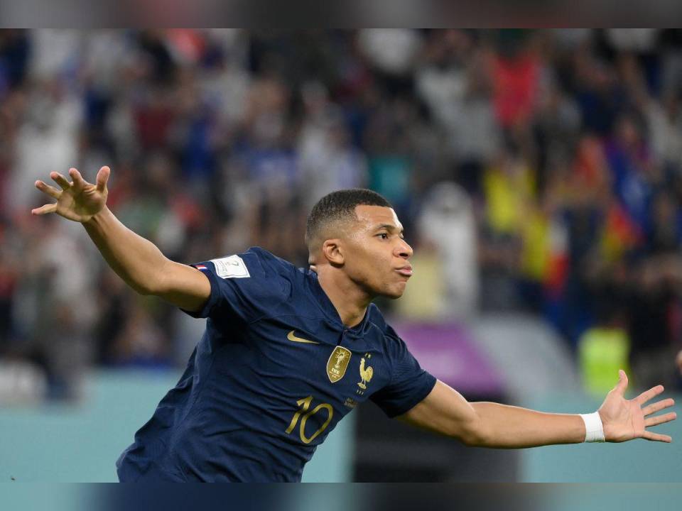 El delantero francés #10 Kylian Mbappe celebra después de marcar el segundo gol de su equipo durante el partido de fútbol del Grupo D de la Copa Mundial de Qatar 2022 entre Francia y Dinamarca en el Estadio 974 en Doha el 26 de noviembre de 2022.