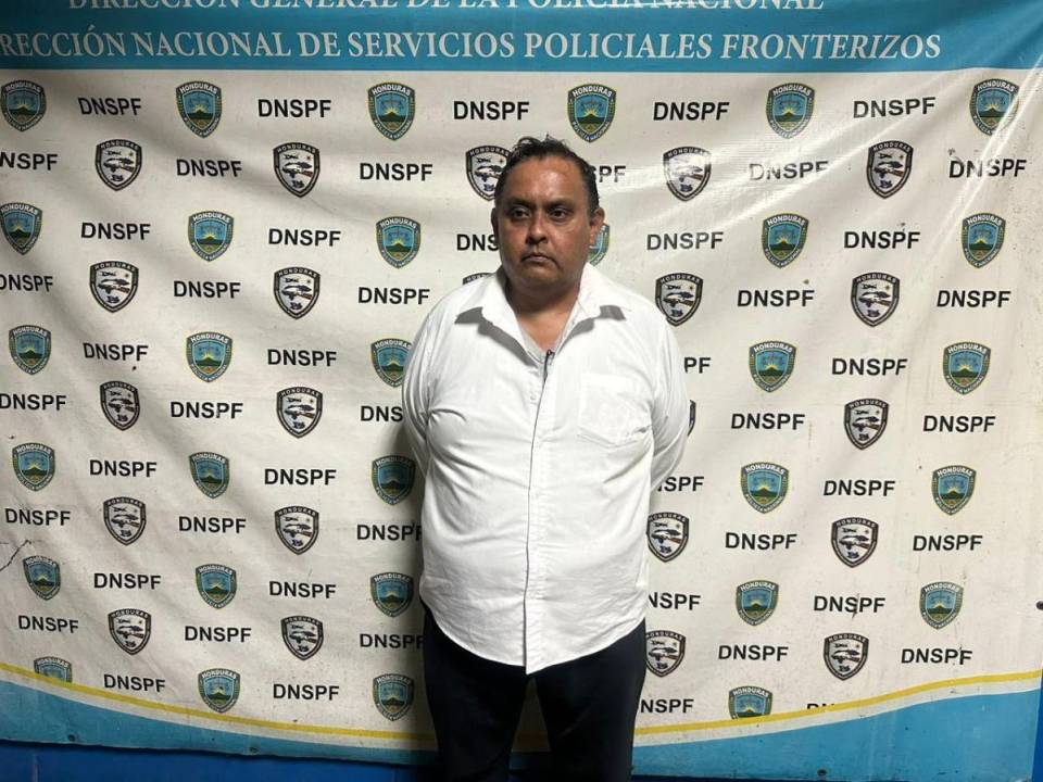 El sospechoso atrajo la atención de los agentes al mostrar una conducta inusual durante el proceso de inspección en el Punto de Control Fronterizo de Corinto, Omoa, Cortés, según detalla el reporte policial.