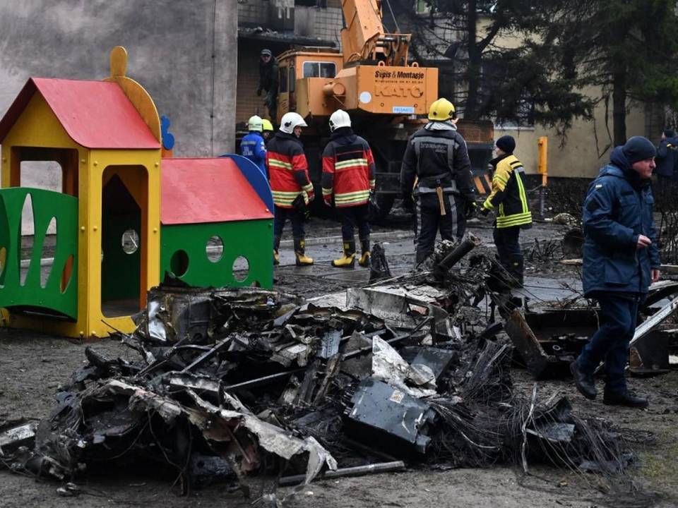 Los bomberos trabajan cerca del lugar donde un helicóptero se estrelló cerca de un jardín de infantes en Brovary, en las afueras de la capital, Kyiv, y mató a catorce personas.