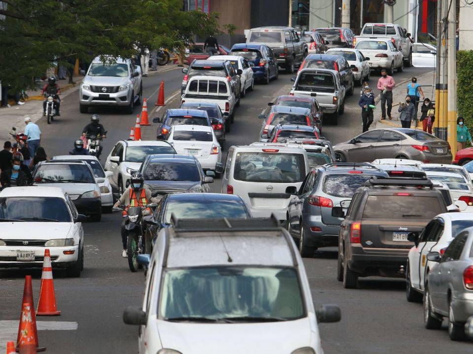 En los alrededores del Centro Cívico Gubernamentales (CCG) uno de los puntos donde se congestiona más por la aglomeración de personas.