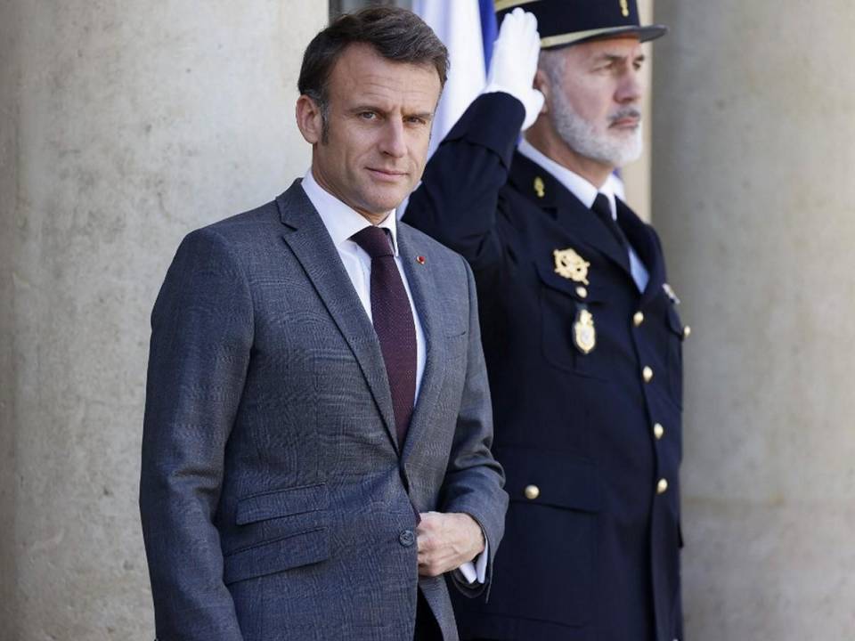 El presidente de Francia, Emmanuel Macron, espera la llegada del primer ministro de Albania antes de un almuerzo de trabajo en el Palacio presidencial del Elíseo, en París.