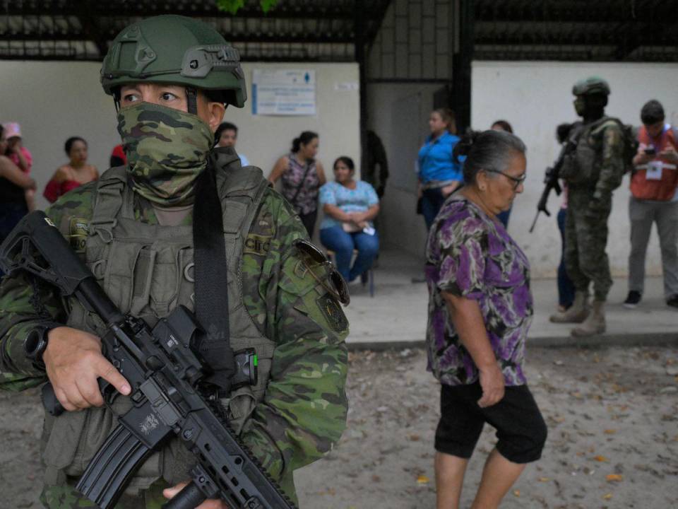 Un soldado hace guardia en un colegio electoral en Canuto, provincia de Manabí, durante la elección presidencial ecuatoriana y el referéndum sobre minería y petróleo, el 20 de agosto de 2023.
