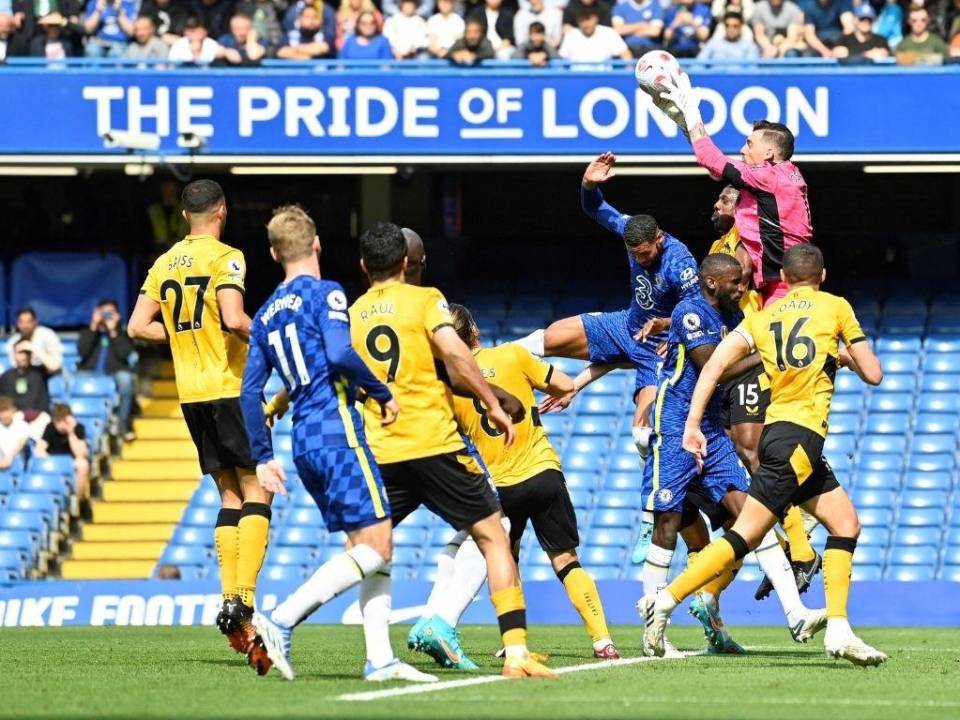 El portero portugués de Wolverhampton Wanderers, José Sa (2R), recoge el balón durante el partido de fútbol de la Premier League inglesa entre Chelsea y Wolverhampton Wanderers en Stamford Bridge en Londres el 7 de mayo de 2022.