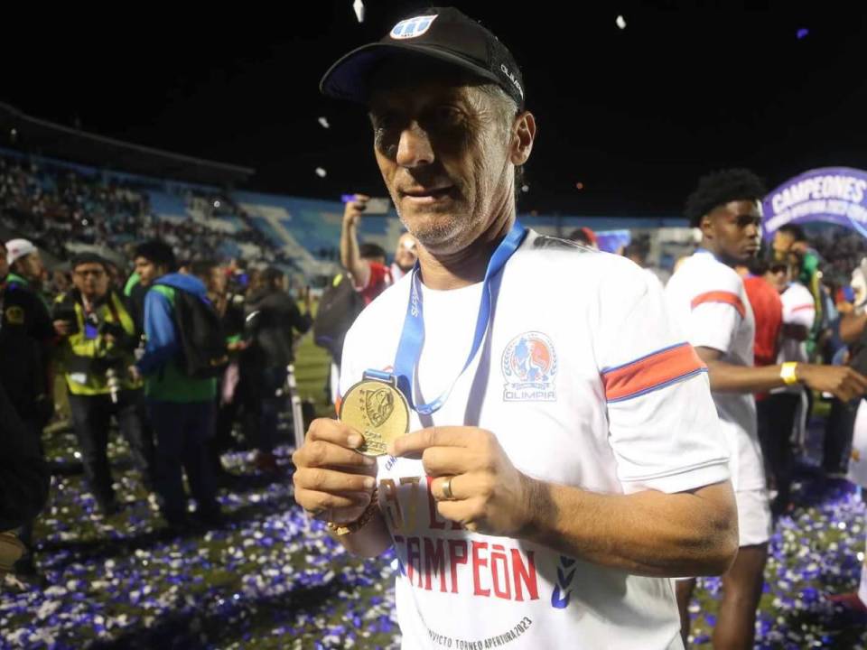 Pedro Troglio festejando la Copa 37 con el Olimpia.