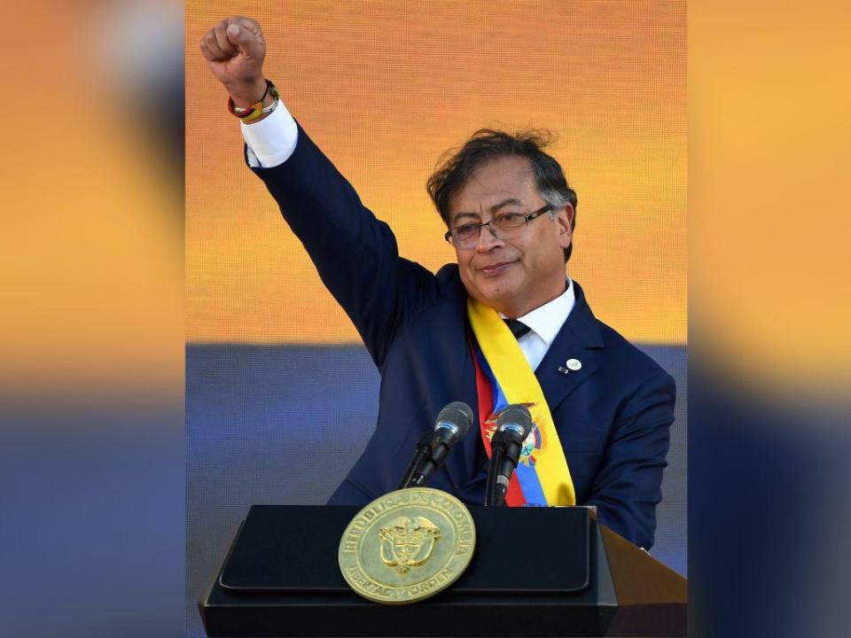 El nuevo presidente de Colombia, Gustavo Petro, gesticula después de pronunciar un discurso durante su ceremonia de investidura en la Plaza de Bolívar en bogotá, el 7 de agosto de 2022.