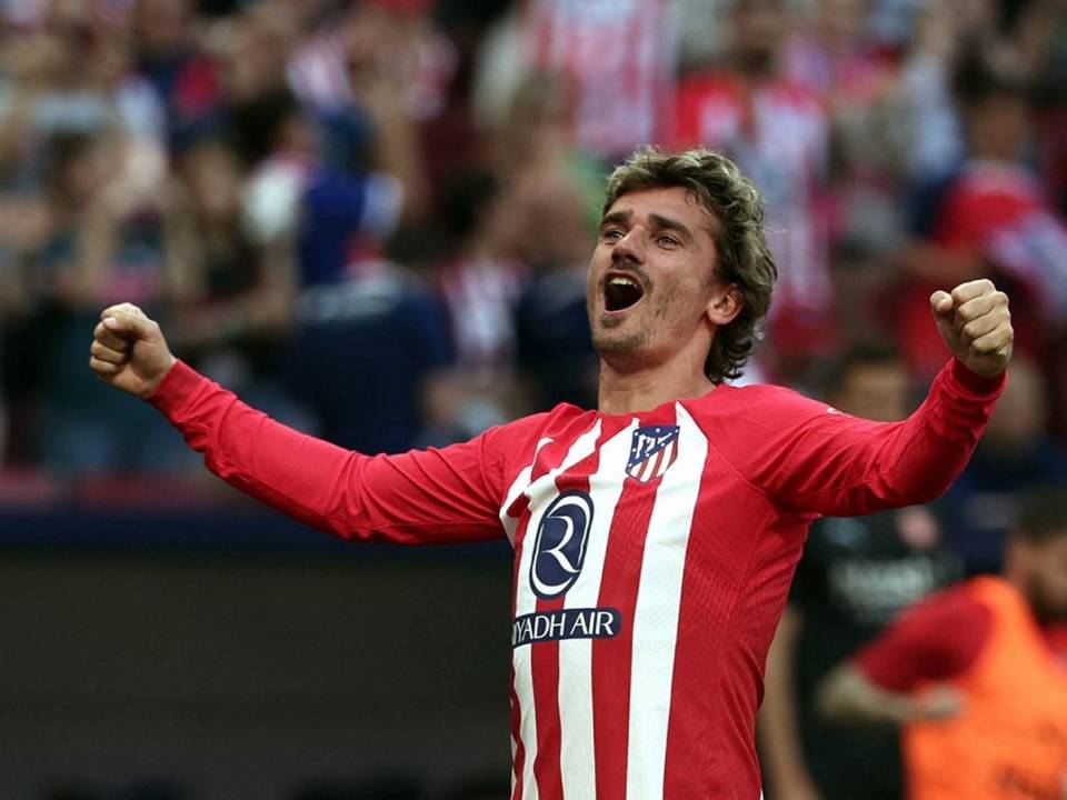 El delantero francés #07 del Atlético de Madrid, Antoine Griezmann, celebra marcar el tercer gol de su equipo durante el partido de fútbol de la liga española entre el Club Atlético de Madrid y el Girona FC en el estadio Metropolitano de Madrid el 13 de abril de 2024.