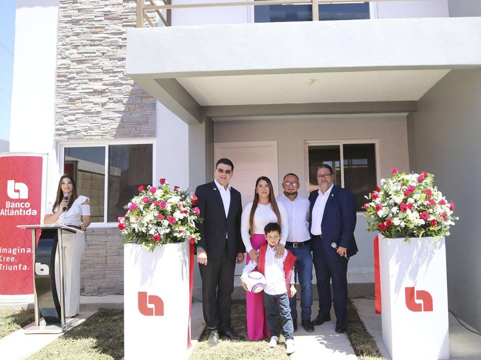 <i>Ejecutivos de Banco Atlántida y la familia Amaya celebra la entrega de llaves de su nuevo hogar. Un emotivo encuentro que marca el comienzo de una vida llena de sueños realizados. </i>