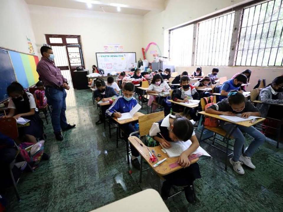 En 2023 de los más de 193,000 niños y niñas que debían matricularse en el primer grado, un total de 181,258 lo hicieron; lamentablemente al finalizar el año más de 6,600 menores ya se habían retirado.