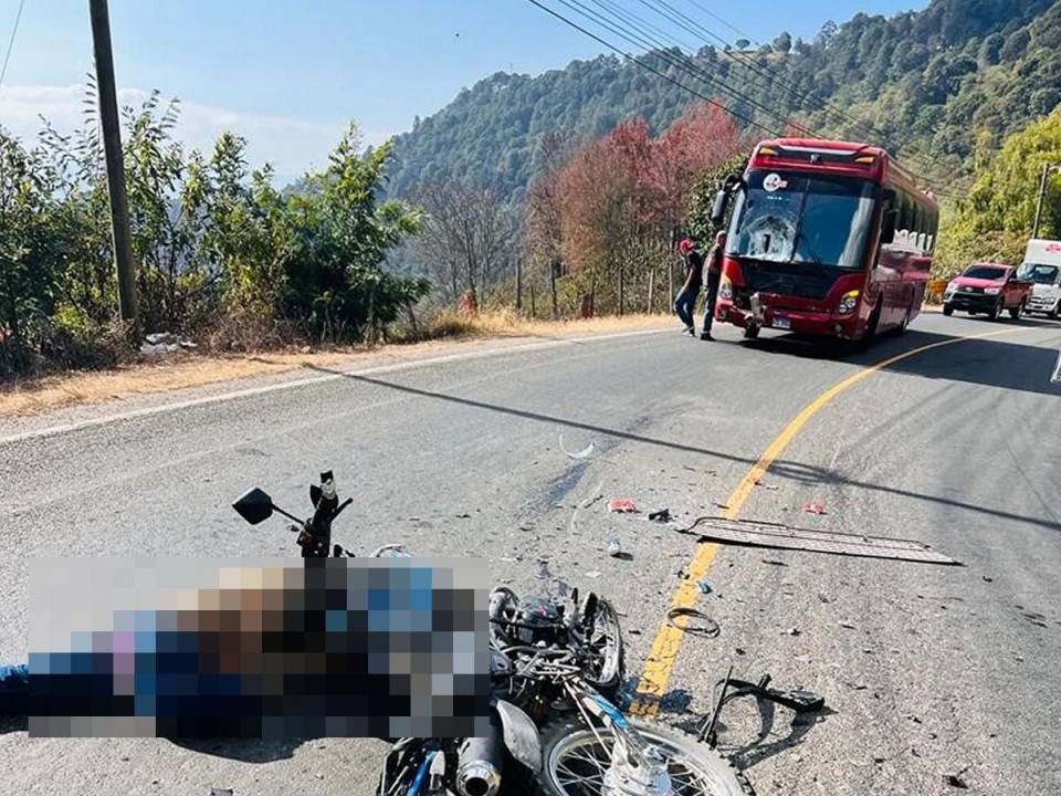 La alta velocidad que llevaba habría obligado al conductor a “abrirse demasiado” para poder hacer la curva y fue ahí que terminó yéndose al carril contrario.