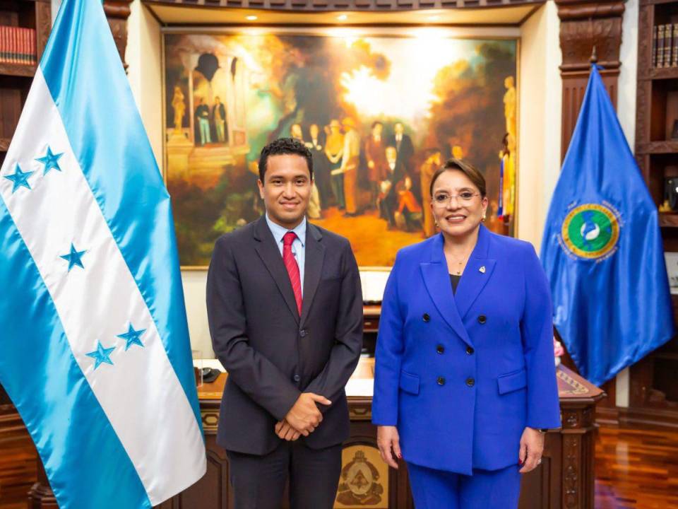Duarte junto a la presidenta de Honduras, Xiomara Castro, tras ser juramentado.