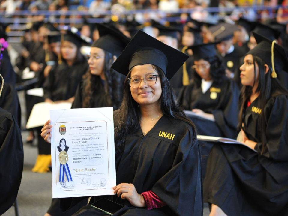 Más de 1,000 estudiantes se graduaron en la Universidad Nacional Autónoma de Honduras (UNAH).