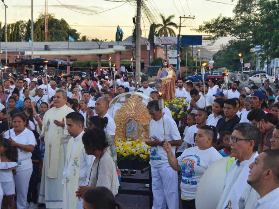 ¡Fe en vez de miedo! era la frase que decían los feligreses durante la celebración de la patrona Inmaculada Concepción, donde cientos de religiosos se unieron a las procesiones en las calles de Choluteca.