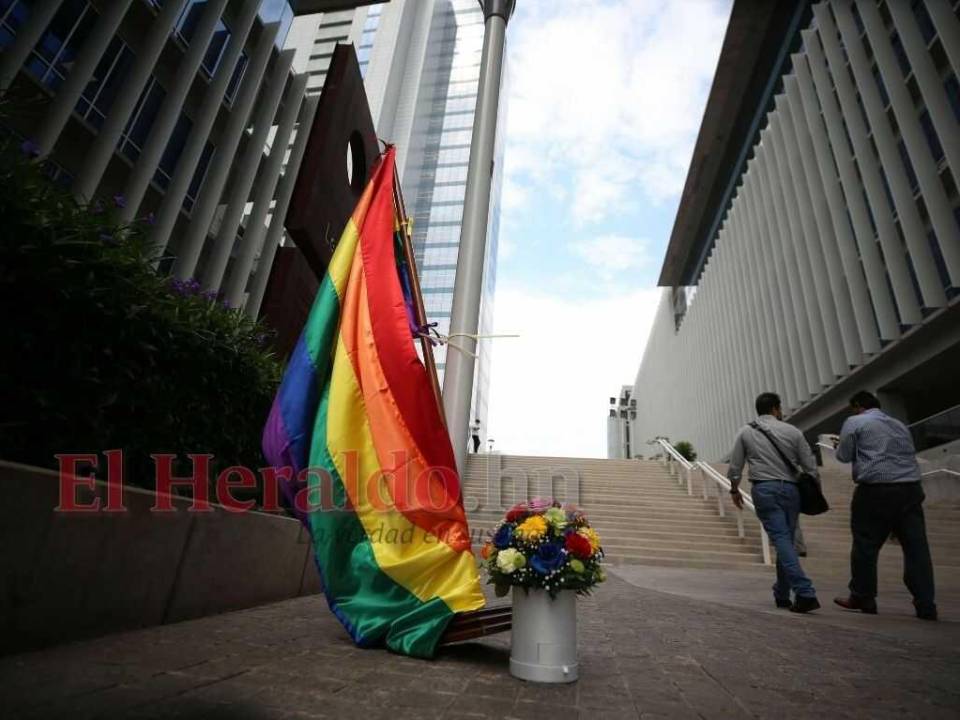 La bandera LGTB fue izada este martes en el Centro Cívico Gubernamental.