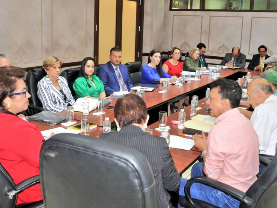 Reunión del pleno de Magistrados de la CSJ con representantes de las centrales obreras.