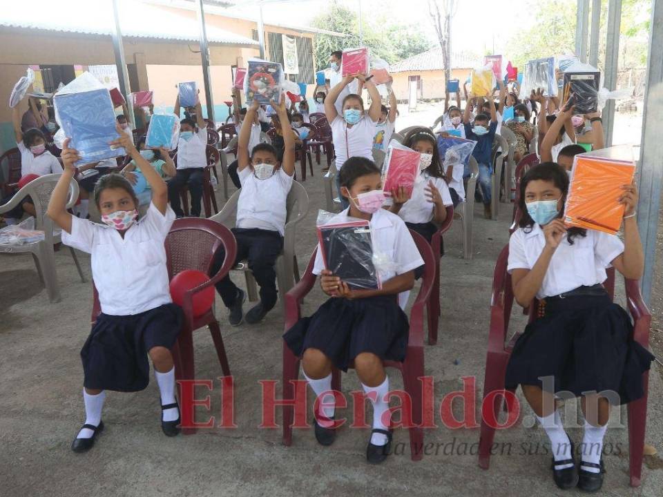 Los pequeños, con mucho entusiasmo, levantaron sus kits escolares y a una sola voz gritaron en repetidas ocasiones ¡Gracias, diario EL HERALDO!