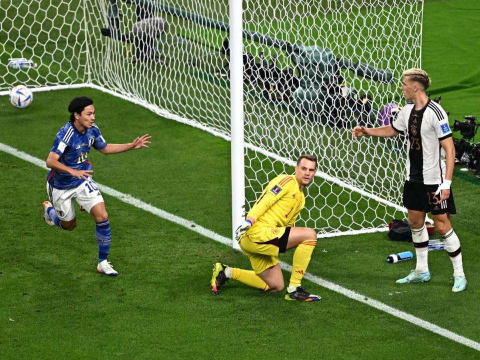 Takumi Minamino celebra el segundo gol que le dio la victoria a Japón sobre Alemania
