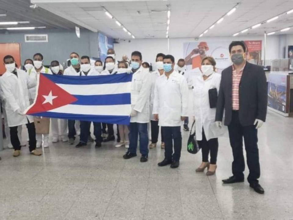 Los médicos cubanos llegaron al país el 27 de febrero.