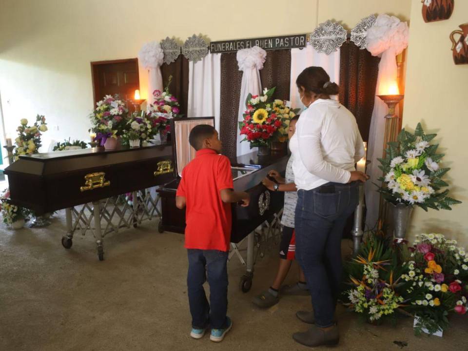 Los restos de Filomena y su nieto, Bruno, fueron velados al mismo tiempo en San Francisco de Becerra, Olancho.