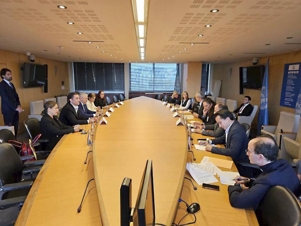 <i>Durante una visita a París, el canciller Eduardo Enrique Reina y el secretario privado, Héctor Zelaya, entregaron la solicitud formal a los representantes de la Organización de Naciones Unidas para la Educación la Ciencia y la Cultura (UNESCO).</i>