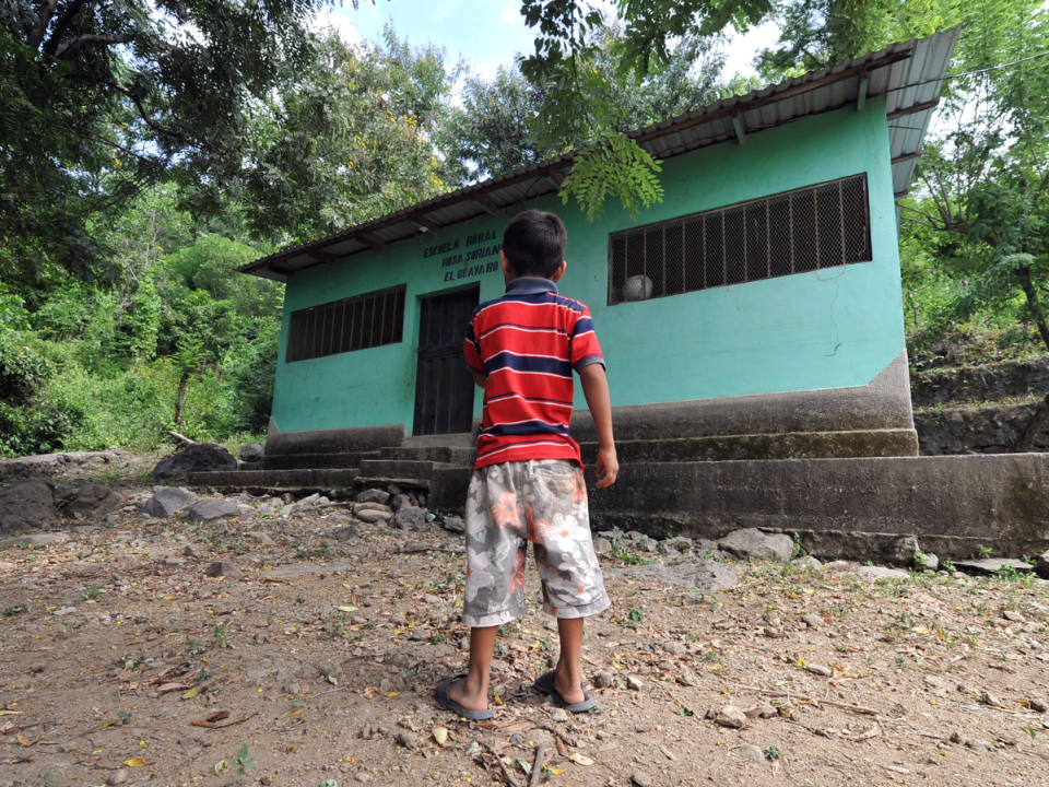 Jafeth y su hermano, Kevin, no saben qué es internet. Asisten a la escuela rural Rosa Soriano en El Guayabo, San José, Choluteca. En una sola aula reciben clases 25 estudiantes de diferentes grados.