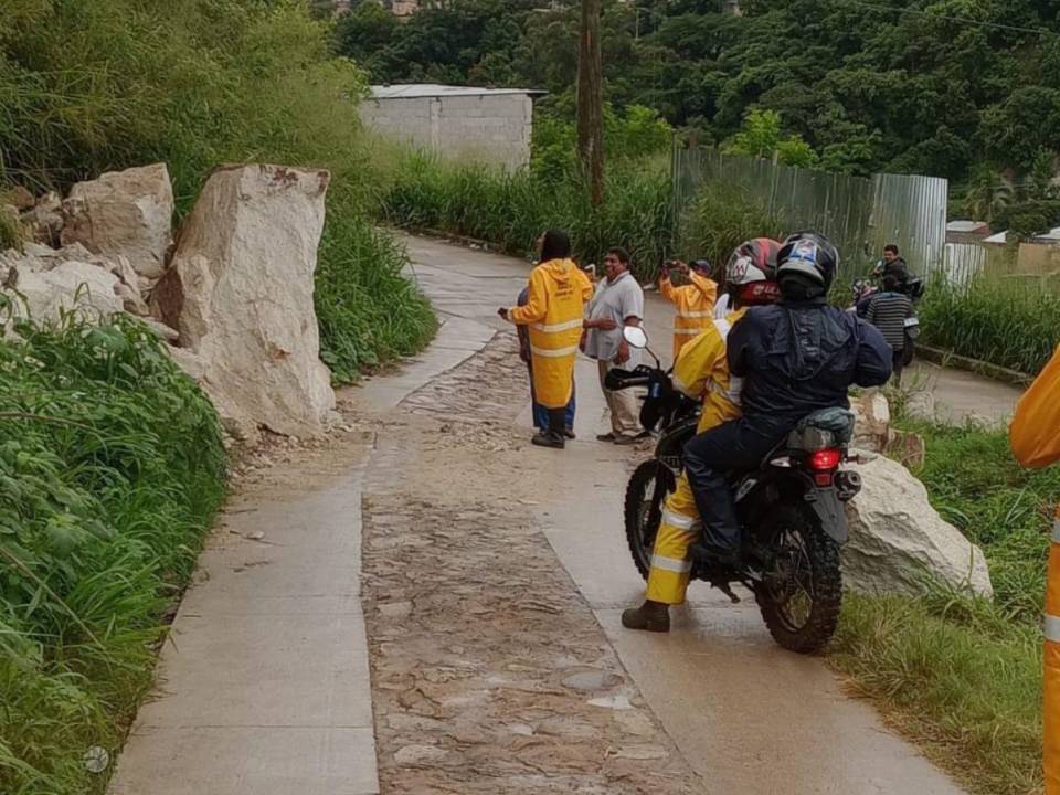 En la colonia Soledad, el desprendimiento de varias rocas que ponían en riesgo viviendas fue atendido por el personal de la Alcaldía.