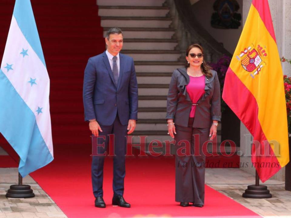 El presidente del gobierno español y la mandataria hondureña posaron frente a los medios de comunicación previo a la reunión.