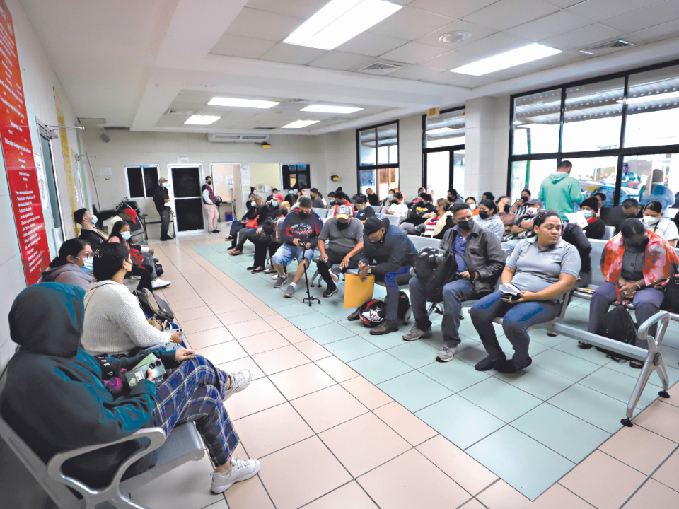 Pacientes en espera de ser atendidos en sala de emergencia