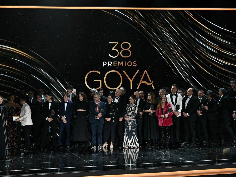 El reparto de “La sociedad de la nieve” recibió el premio a Mejor Película en la 38ª ceremonia de entrega de los Premios Goya en Valladolid, el 10 de febrero de 2024.