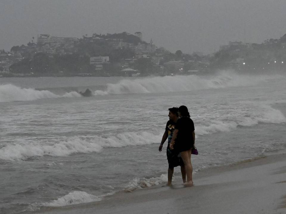 En Acapulco, muchos vecinos compraron agua y alimentos a última hora mientras comercios y casas protegían los ventanales cubriéndolos con maderas o con cinta adhesiva en forma de X.