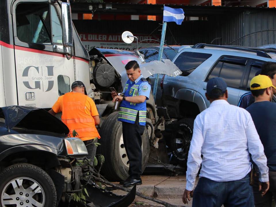 El pesado automotor quedó atravesado en la vía tras el percance, generando problemas de tránsito en la zona.