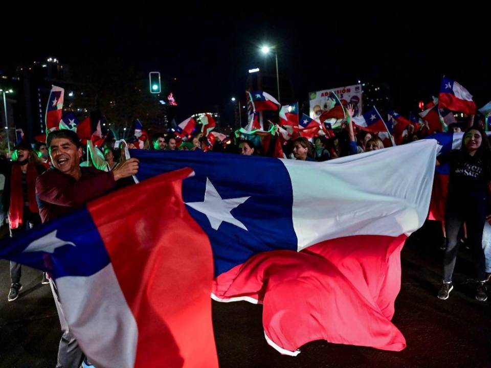 Una encuesta revelada este lunes, del instituto privado Cadem, mostró que tras el rechazo a la primera propuesta un 67% de los chilenos.