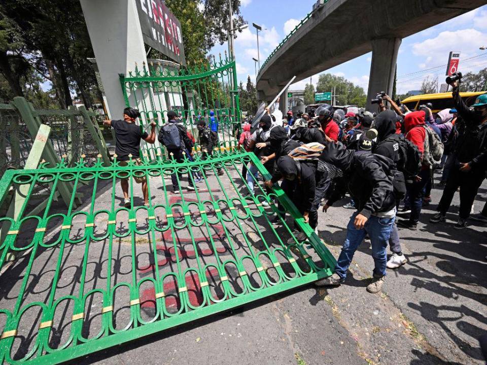 Al grito de “asesinos”, los manifestantes también rompieron rejas y se adentraron unos pasos en la guarnición, adonde llegaron este viernes luego de protestar el miércoles y el jueves en las sedes de la embajada de Israel y de la Fiscalía General.