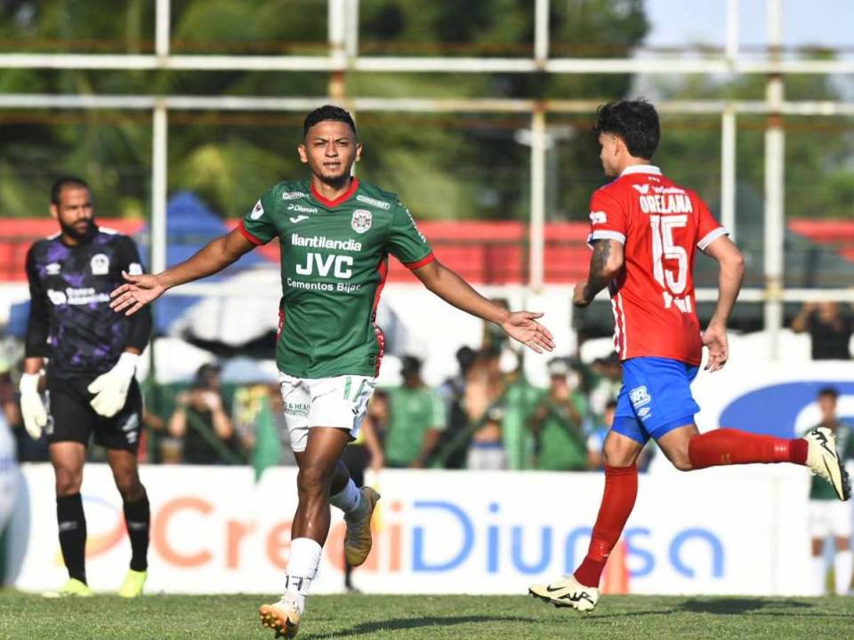 Jugadores del Marathón ya calientan para enfrentar al Olimpia.