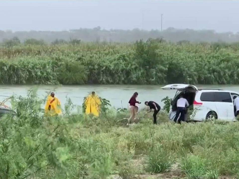 Los ahogamientos ocurrieron el jueves, cuando un enorme grupo intentó atravesar el río Bravo cerca de Eagle Pass, en el estado de Texas.
