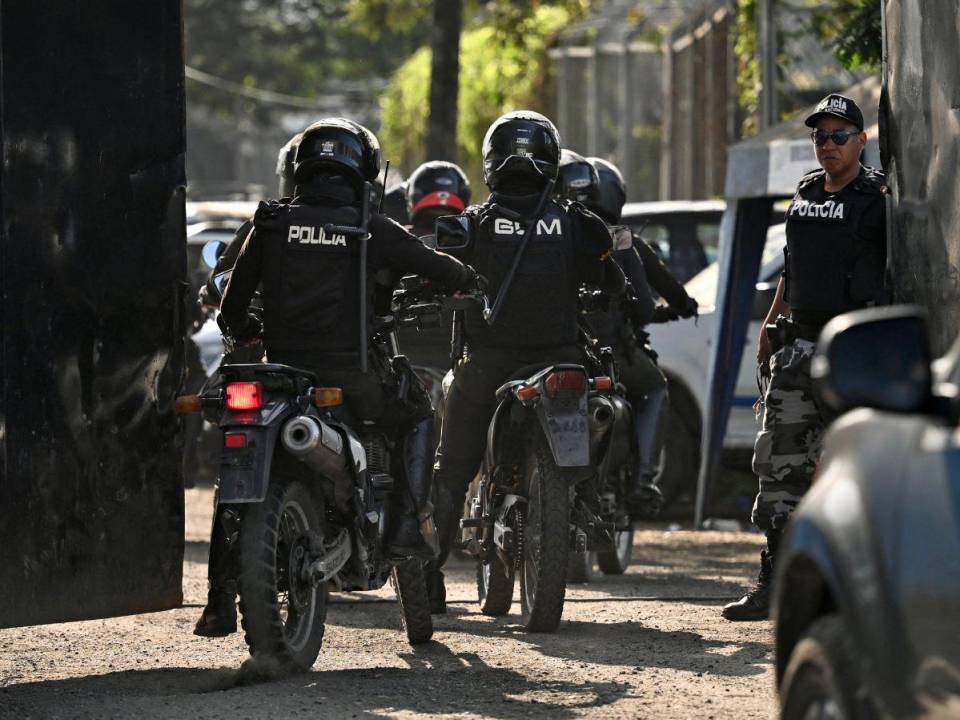 Policías en motocicletas ingresan a la prisión Guayas 1 donde una nueva ola de enfrentamientos entre presos de pandillas rivales cobró seis vidas el domingo.