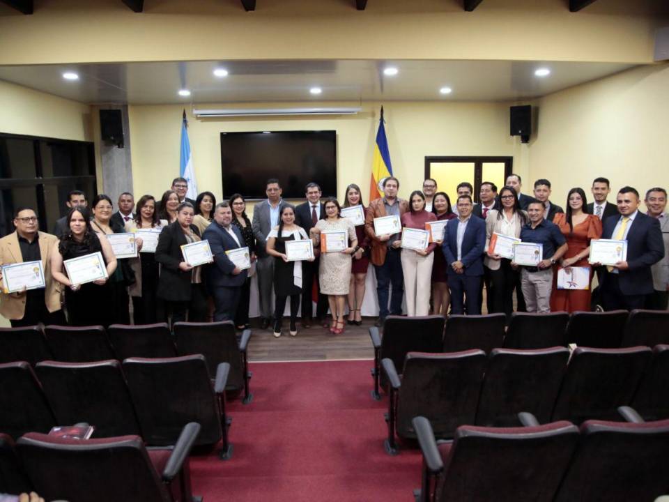 Los graduados del primer diplomado de Gobernabilidad e Innovación Pública, avalado por el CAF y la UPNFM.