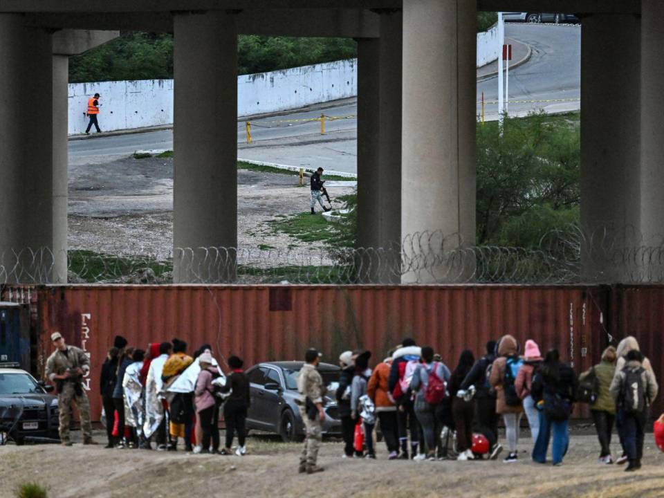 El presidente de México, Andrés Manuel López Obrador, anunció medidas para contener el flujo migratorio en colaboración con Estados Unidos. La delegación encabezada por Antony Blinken se reunirá el 27 de diciembre para abordar la ‘situación extraordinaria’ en la frontera.