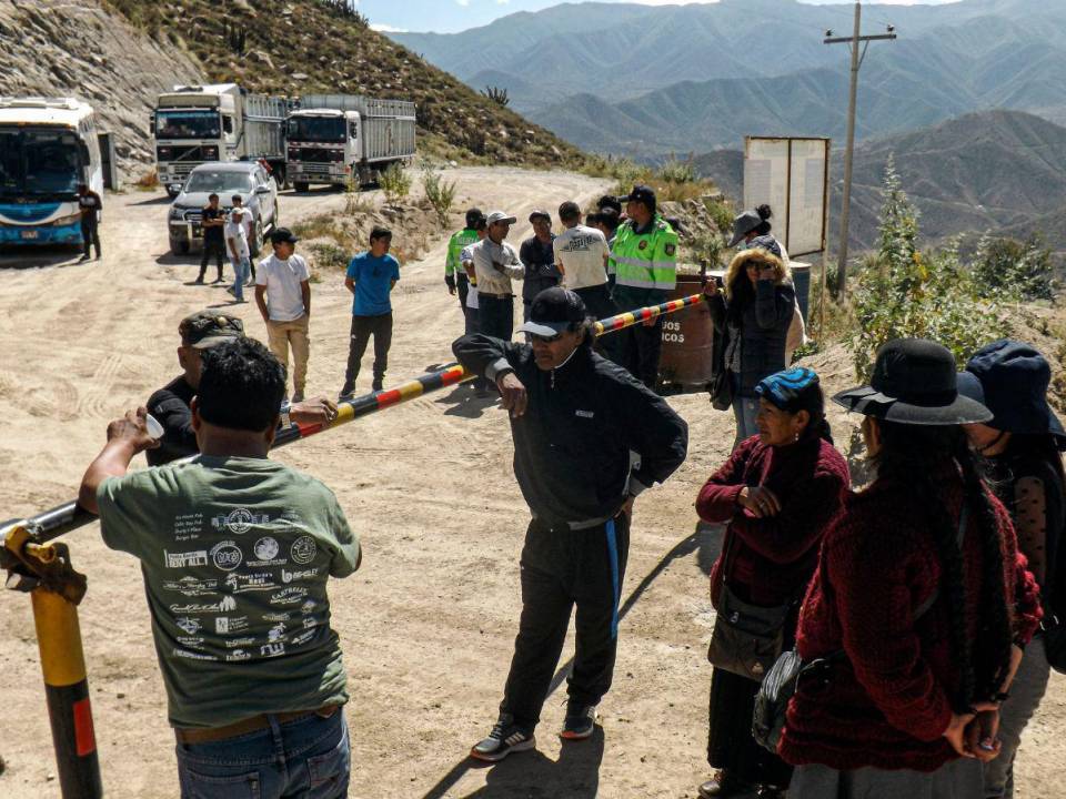 Familiares de mineros esperan en la entrada de la mina La Esperanza, donde al menos 27 personas murieron al sur de Perú, el 7 de mayo de 2023.