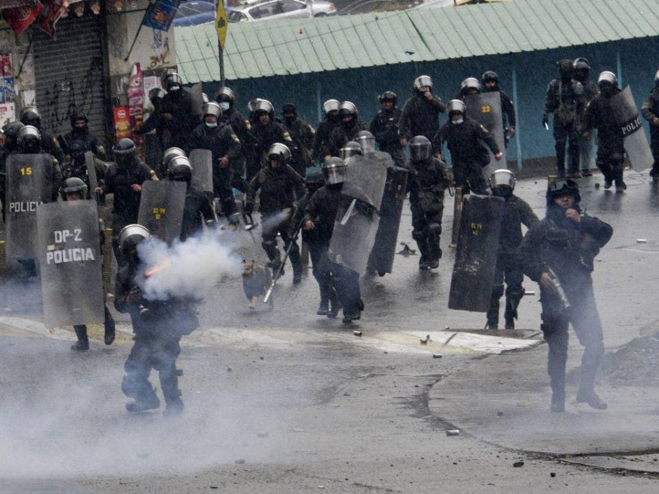 Los policías antimotines se enfrentan a varios centenares de cocaleros de Adepcoca quienes marchaban hacia el nuevo mercado para intentar cerrarlo.