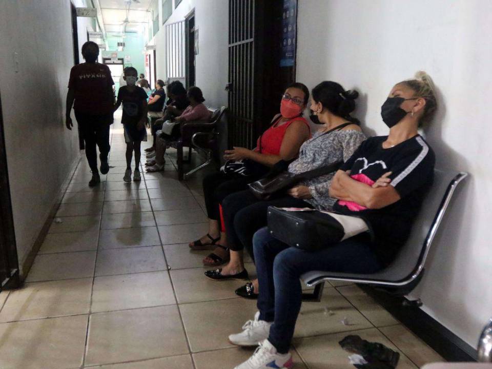 Desde el pasado 31 de marzo de 2023, en Honduras ya no se cuenta con centros de triaje para atender la primera atención de pacientes con covid-19. Actualmente, en los centros de salud se está atendiendo a las personas que presentan síntomas de la enfermedad viral.
